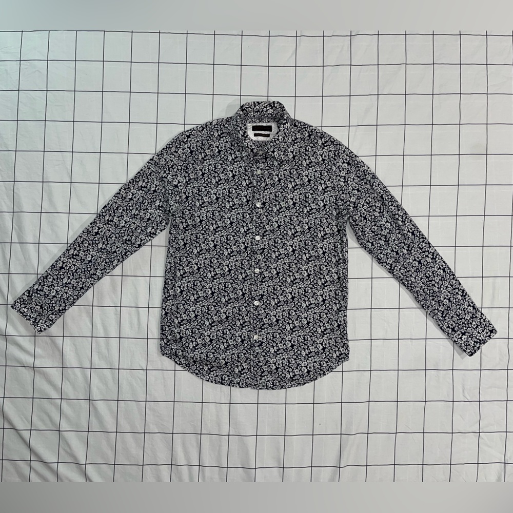 Gentlemen’s Outfitters Dress Shirt. Black & white floral print. Size Small.